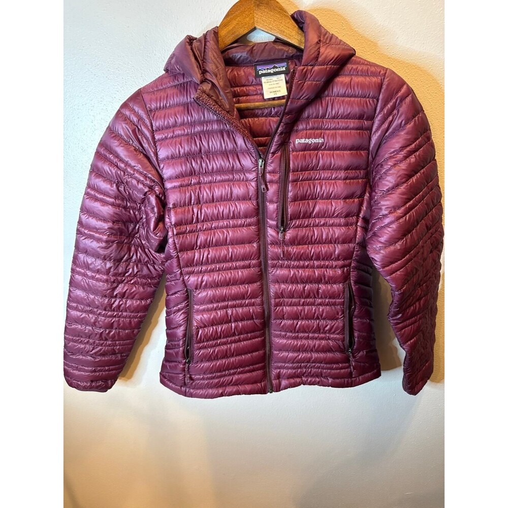 Women’s Patagonia Ultralight Down Hooded Puffer Jacket Size XS Burgundy